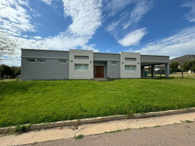 Venta de espectacular Casa 5 o mas ambientes en San Luis