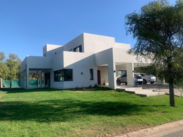 Venta de espectacular Casa 5 o mas ambientes en San Luis