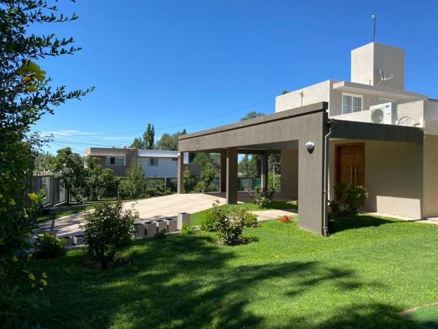 Venta de espectacular Casa 5 o mas ambientes en San Luis