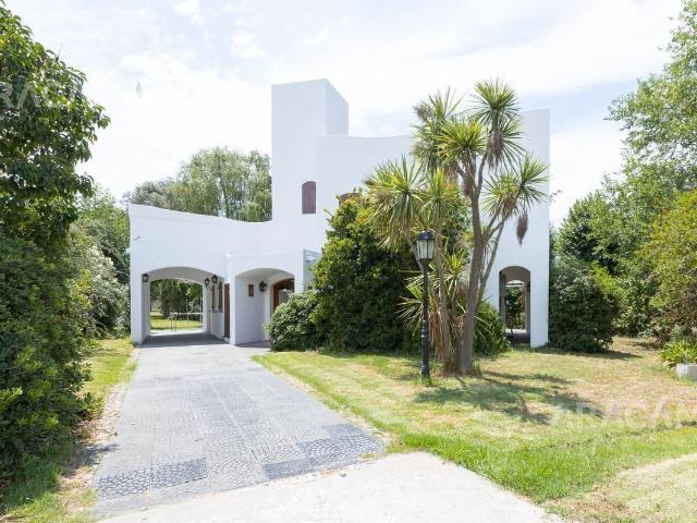 Venta de espectacular Casa 4 ambientes en Ezeiza