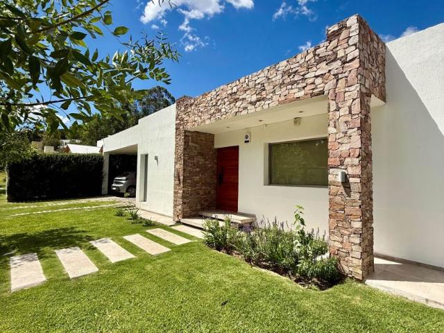 Venta de espectacular Casa 1 ambiente en Juana Koslay