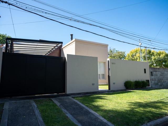 Venta de espectacular Casa 2 ambientes en La Plata Manuel B Gonnet