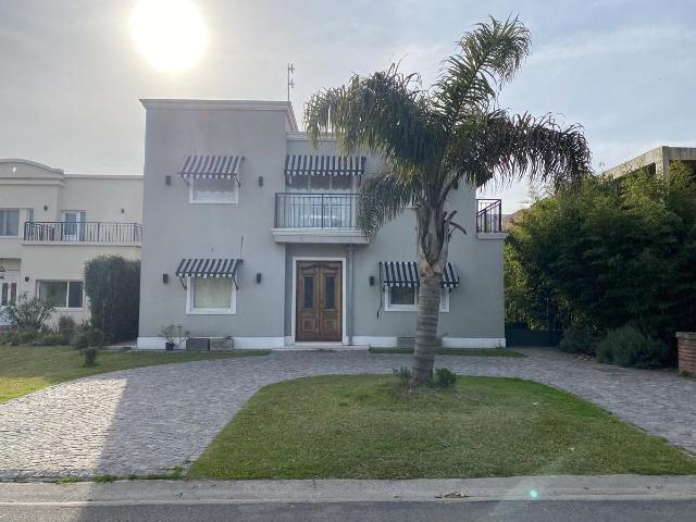Venta de espectacular Casa 3 ambientes en Almirante Brown