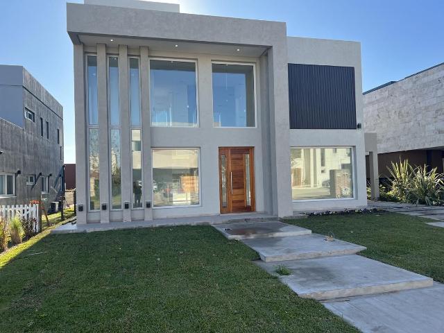 Venta de espectacular Casa 3 ambientes en Almirante Brown