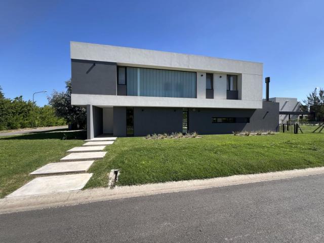 Venta de espectacular Casa 3 ambientes en Almirante Brown Adrogué