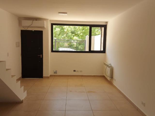 Venta de espectacular Casa 3 ambientes en Centenario