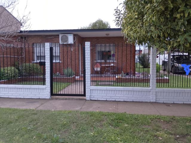Venta de espectacular Casa 3 ambientes en Ezeiza Carlos Spegazzini