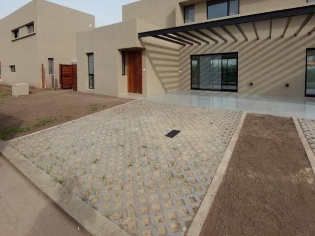 Venta de espectacular Casa 3 ambientes en Funes