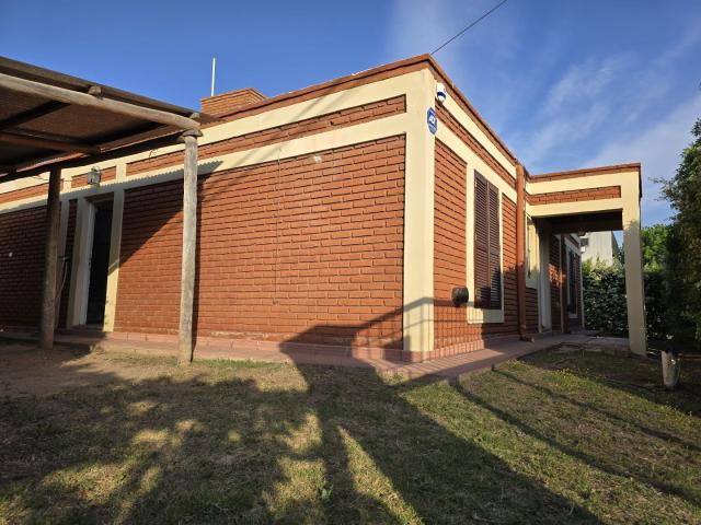 Venta de espectacular Casa 3 ambientes en Juana Koslay