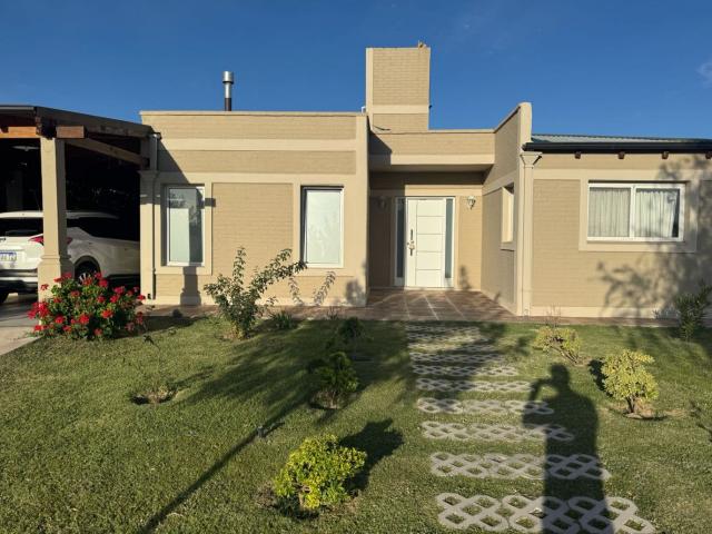 Venta de espectacular Casa 3 ambientes en Juana Koslay