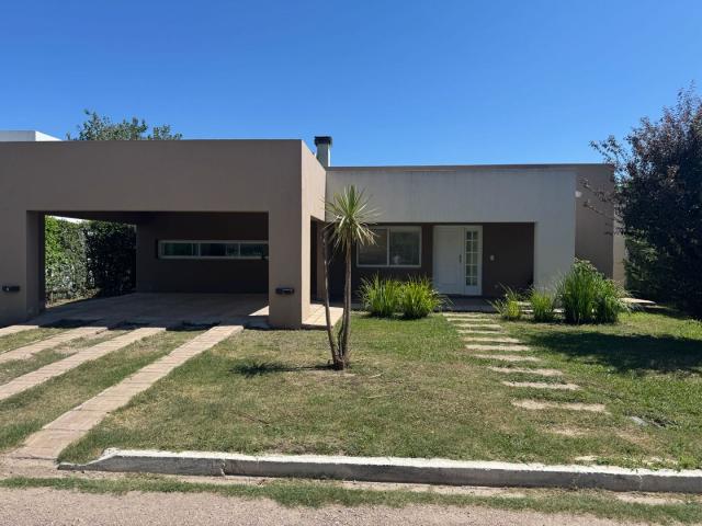 Venta de espectacular Casa 3 ambientes en Juana Koslay