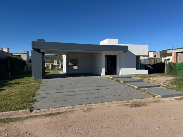 Venta de espectacular Casa 3 ambientes en Juana Koslay
