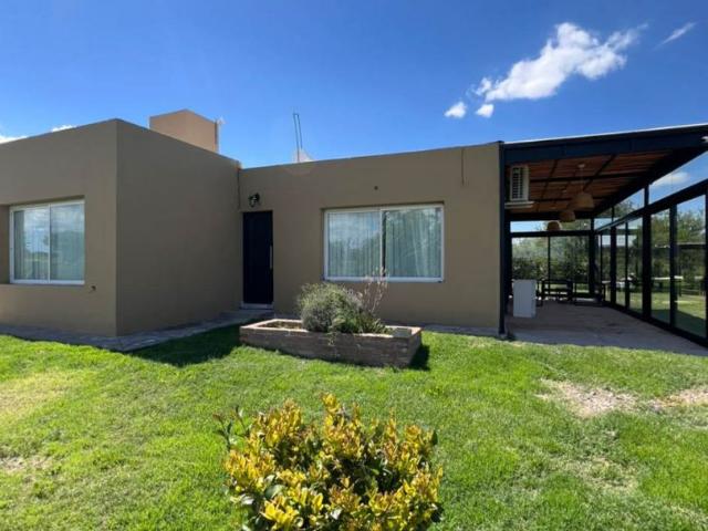 Venta de espectacular Casa 3 ambientes en Juana Koslay