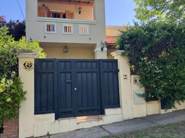 Venta de espectacular Casa 3 ambientes en Juana Koslay