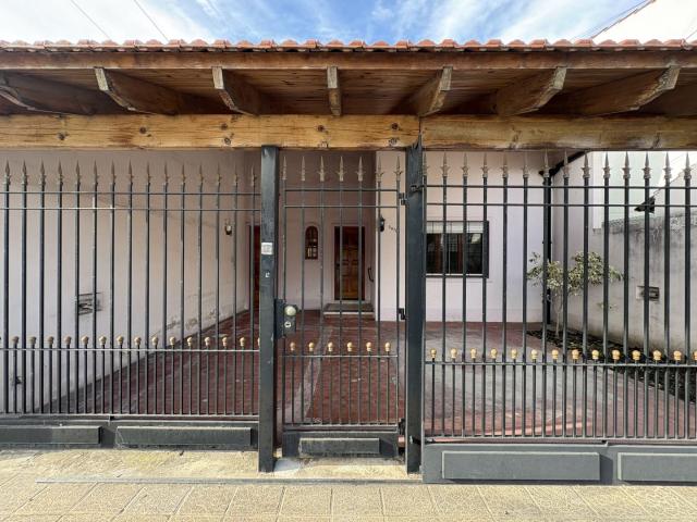 Venta de espectacular Casa 3 ambientes en Lanús Lanús Este