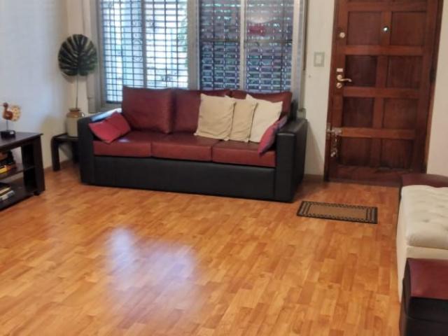 Venta de espectacular Casa 3 ambientes en Lomas de Zamora Banfield
