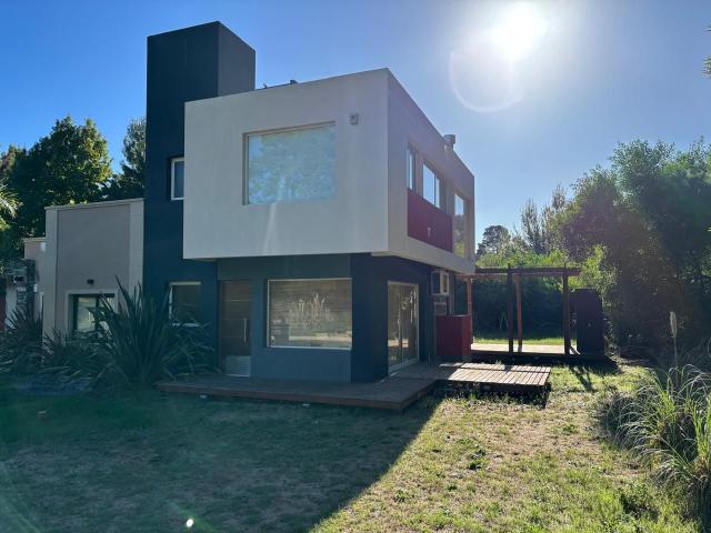 Venta de espectacular Casa 3 ambientes en Mar Azul
