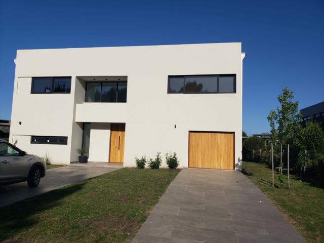 Venta de espectacular Casa 4 ambientes en Mar del Plata Rumenco