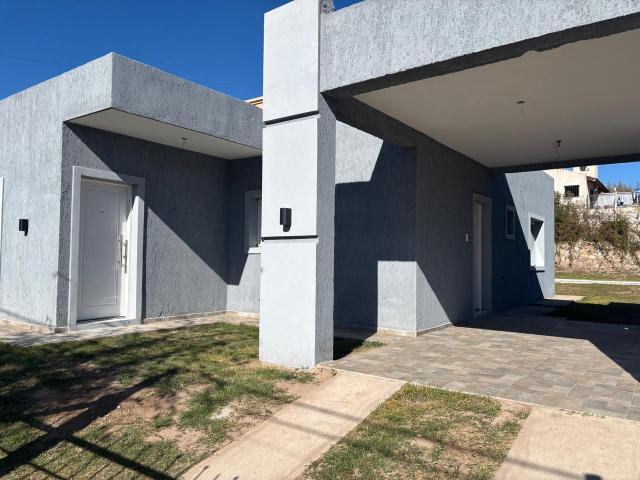 Venta de espectacular Casa 3 ambientes en Potrero de los Funes