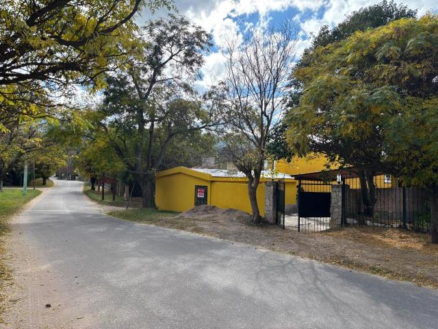 Venta de espectacular Casa 3 ambientes en Potrero de los Funes