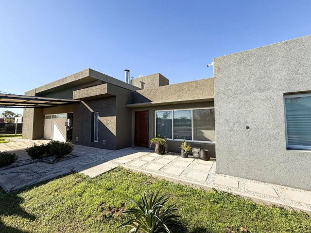 Venta de espectacular Casa 3 ambientes en Rueda