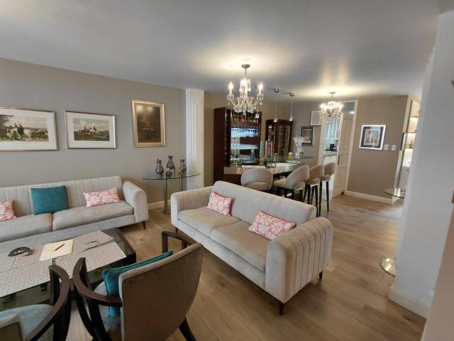 VENTA DE ESPECTACULAR CASA EN LOS CEDROS DE VILLA