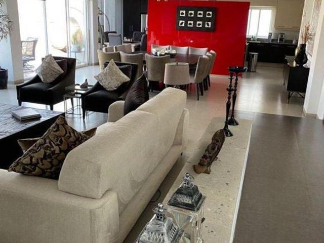 VENTA DE ESPECTACULAR CASA MODERNA