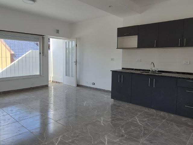 Alquiler de espectacular Departamento 3 ambientes en Tres De Febrero Caseros