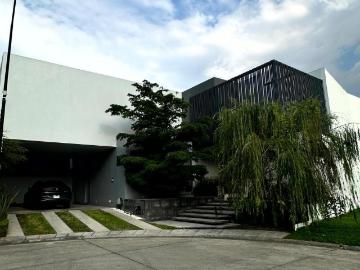 VENTA DE ESPECTACULAR RESIDENCIA EN UNA DE LAS ZONAS MAS EXCLUSIVAS DE AREA ZAPOPAN, JAL