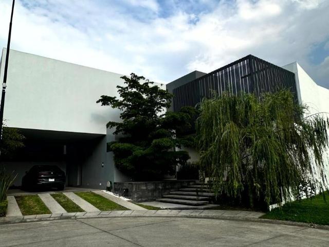 VENTA DE ESPECTACULAR RESIDENCIA EN UNA DE LAS ZONAS MAS EXCLUSIVAS DE AREA ZAPOPAN, JAL