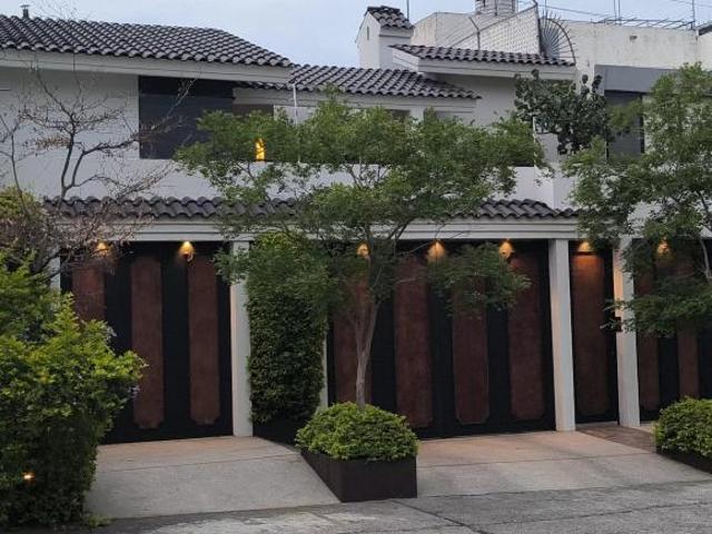 Venta de Exclusiva Casa con 4 Recámaras y Amplios Espacios en Guadalajara