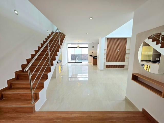 Venta de exclusiva casa de estreno con piscina y doble acceso urb. Boulevard