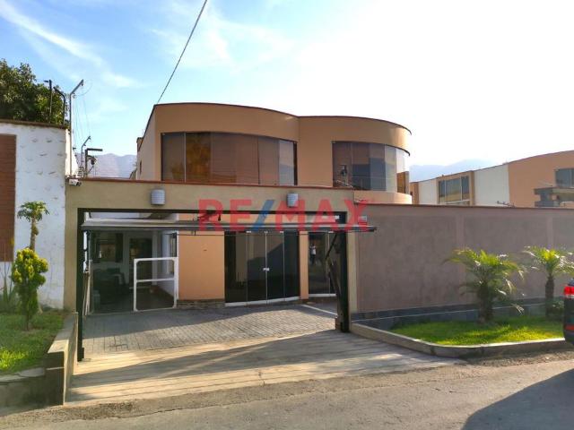 Venta De Exclusiva Casa En Sol De La Molina Con Piscina, 4 Suites Y Finos Acabados – 380 M²
