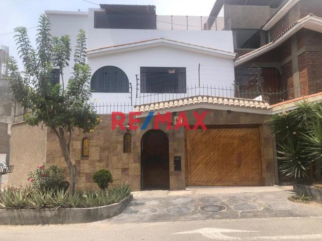 Venta De Hermosa Casa Con Doble Frente En Esquina  4 Dormitorios En Urb La Capilla La Molina