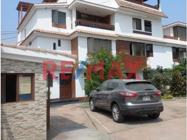 Venta De Hermosa Casa De 3 Pisos + Azotea En Santiago De Surco