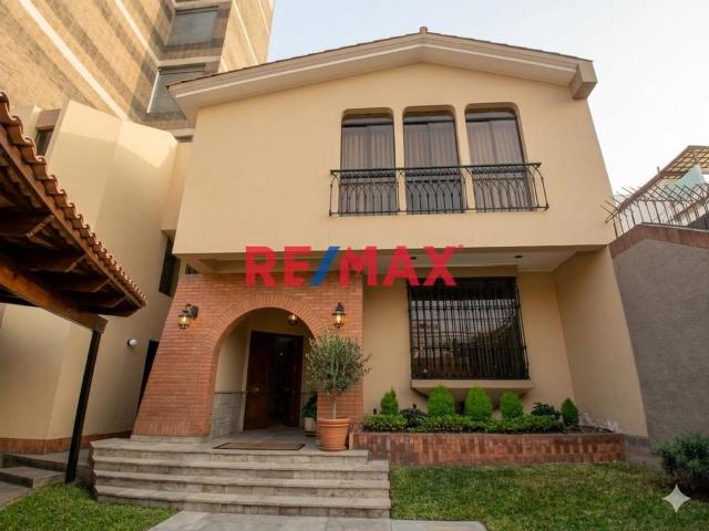 Venta De Hermosa Casa En Surco 5 Dormitorios – El Derby