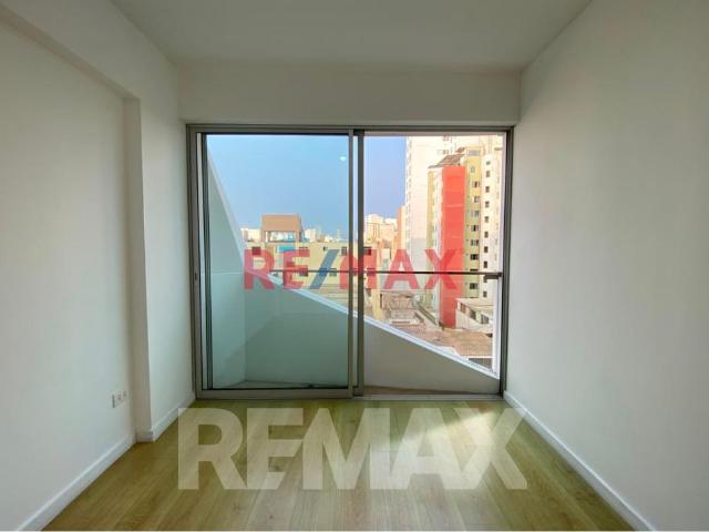Venta De Hermoso Departamento Con Vista Parcial Al Parque Castilla Lince