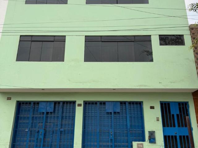 Venta de inmueble con locales comerciales, oficinas y vivienda independiente para remodelar en Comas