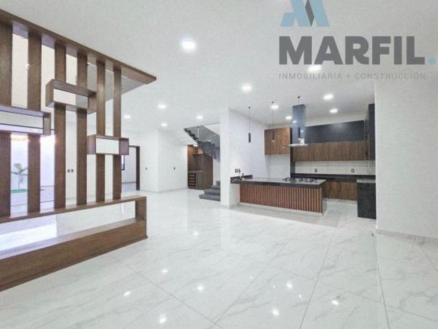 Venta de Increíble Residencia de 4 Recámaras con Alberca al Norte de Colima