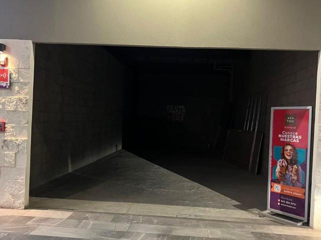 Venta de Local Comercial en Plaza Xentric en Mirador en Queretaro Qro