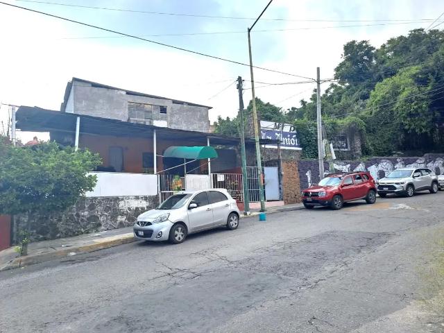 VENTA DE LOCALES ANTIGUOS COMO TERRERO SOBRE AVENIDA DOMINGO DIEZ, CENTRICO