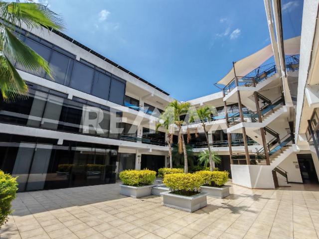 Venta de oficinas dentro del Fracc. Club de Golf Tabachines, Cuernavaca, Morelos. Clave 5854