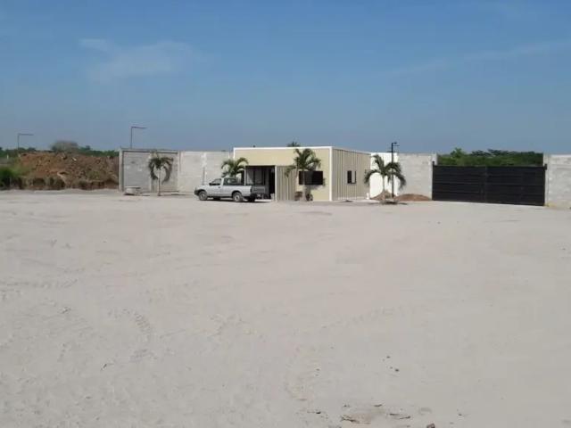 Venta de Patio de maniobras a pie de carretera