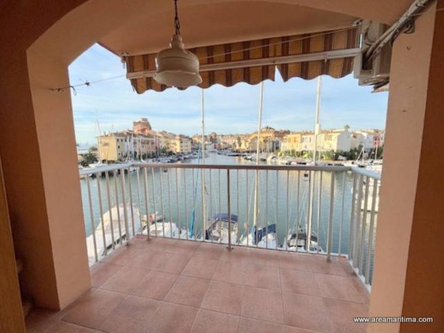 Venta de piso con vistas laterales al mar y frontales a la Dársena, con tres habitaciones, en zona de Port Saplaya Albo