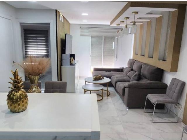 Venta de piso reformado con balcón en Almería Capital