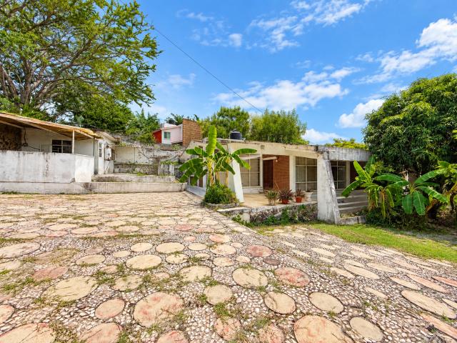 Venta de propiedad como terreno en Altos de Oaxtepec, Morelos. Clave 6401
