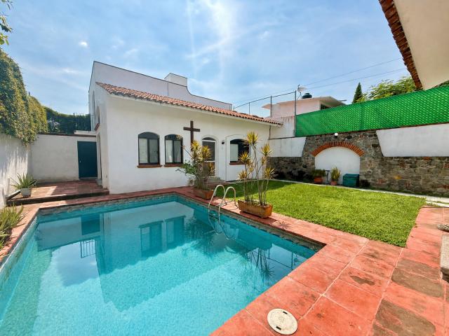 Venta de propiedad con 2 casas y alberca, Fracc. Los Cizos, Cuernavaca, Morelos. Clave 6338