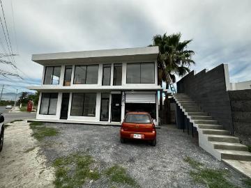 Venta de propiedad con 6 locales comercales