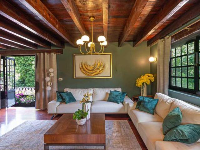 VENTA DE PRECIOSA RESIDENCIA CON JARDIN, SALON DE JUEGOS O GIMNASIO Y VIGILANCIA LAS 24 HRS