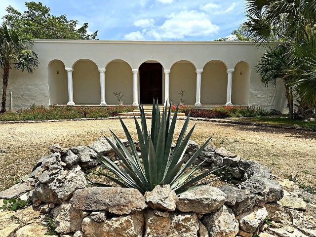 VENTA DE QUINTA EQUIPADA Y AMUEBLADA, 1.2 HECTAREAS 4 RECAMARAS PANELES SOLARES YAXKUKUL YUCATAN